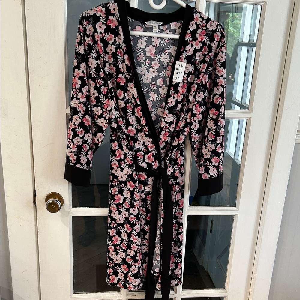 712.  Floral Black Kimono Robe